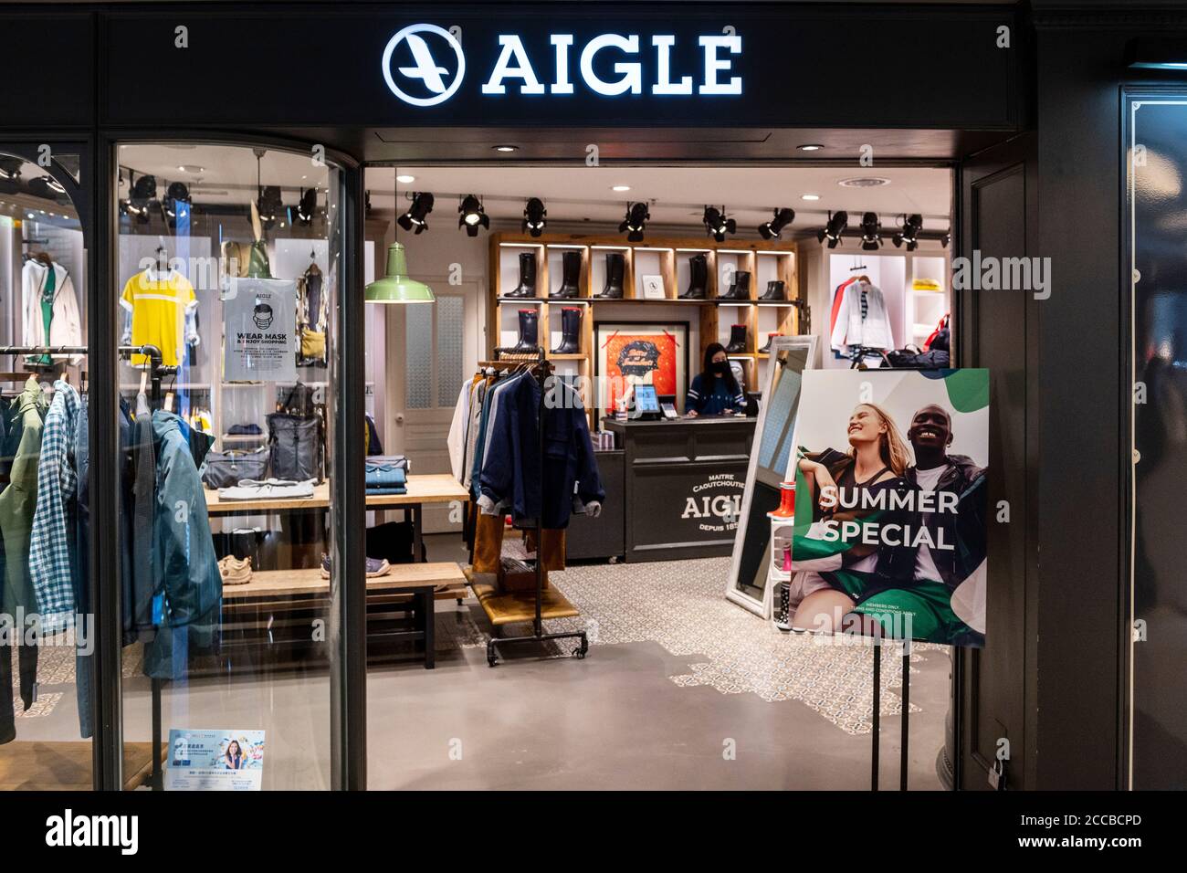 fjer Forbipasserende tank Marque de mode française, magasin Aigle vu à Hong Kong Photo Stock - Alamy