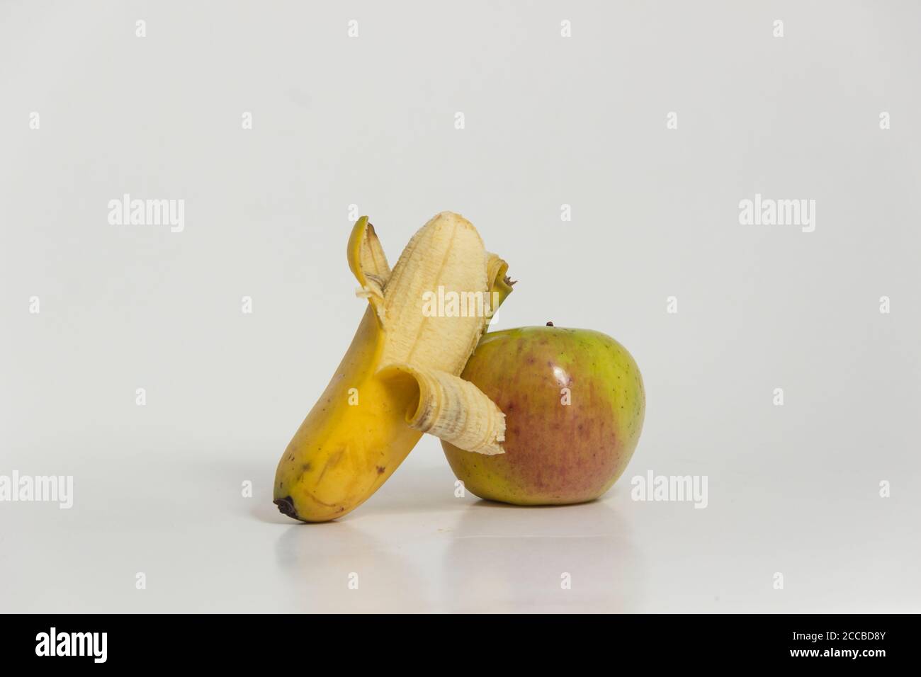 Encore la vie des ingrédients de la cuisine péruvienne. Banane et pomme. Banque D'Images
