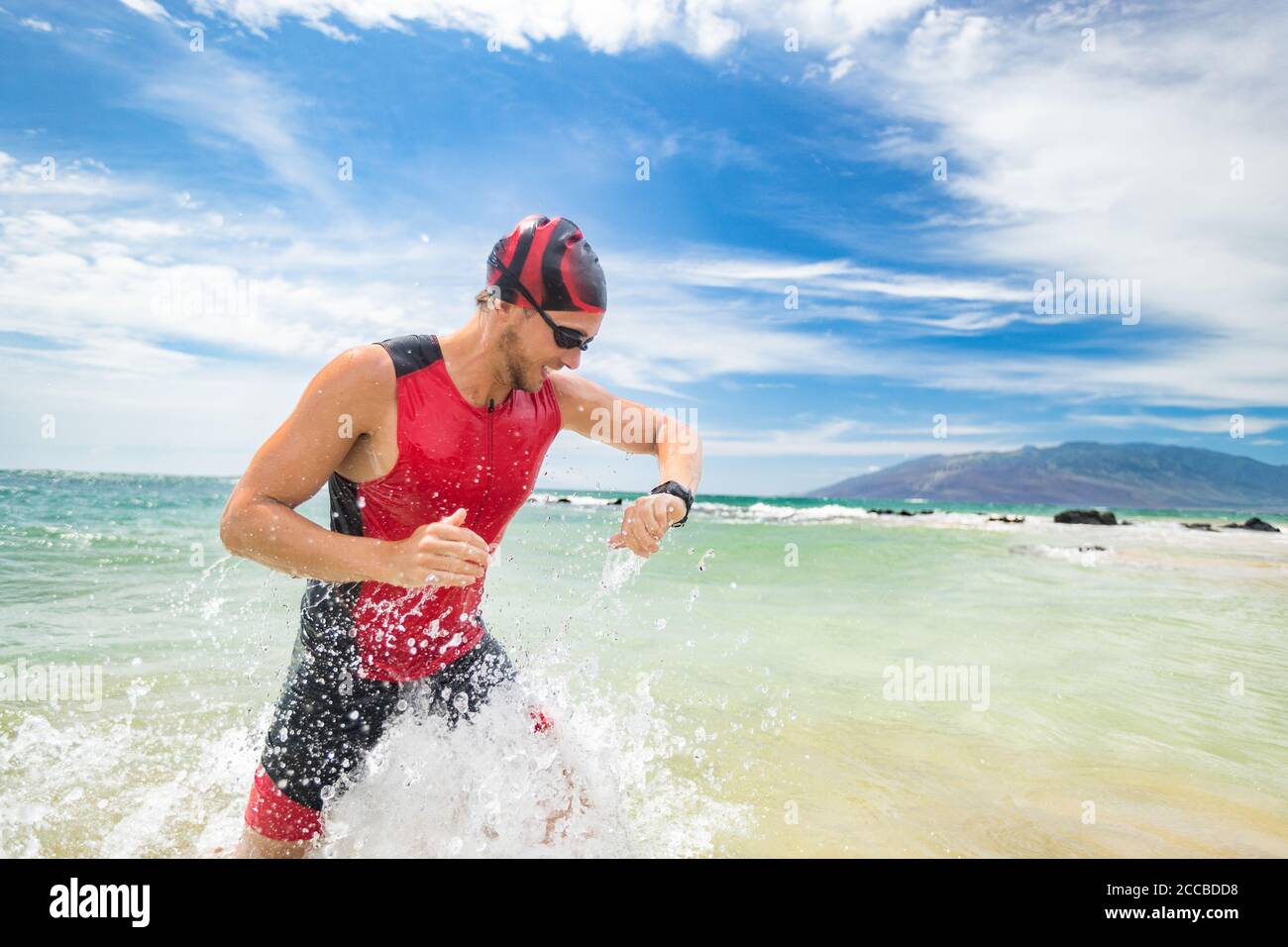 Smartwatch triathlon natation sport homme finissant la natation vérifier le  rythme cardiaque sur la montre intelligente. Nageur triathlète masculin  hors de l'océan. Professionnel Photo Stock - Alamy