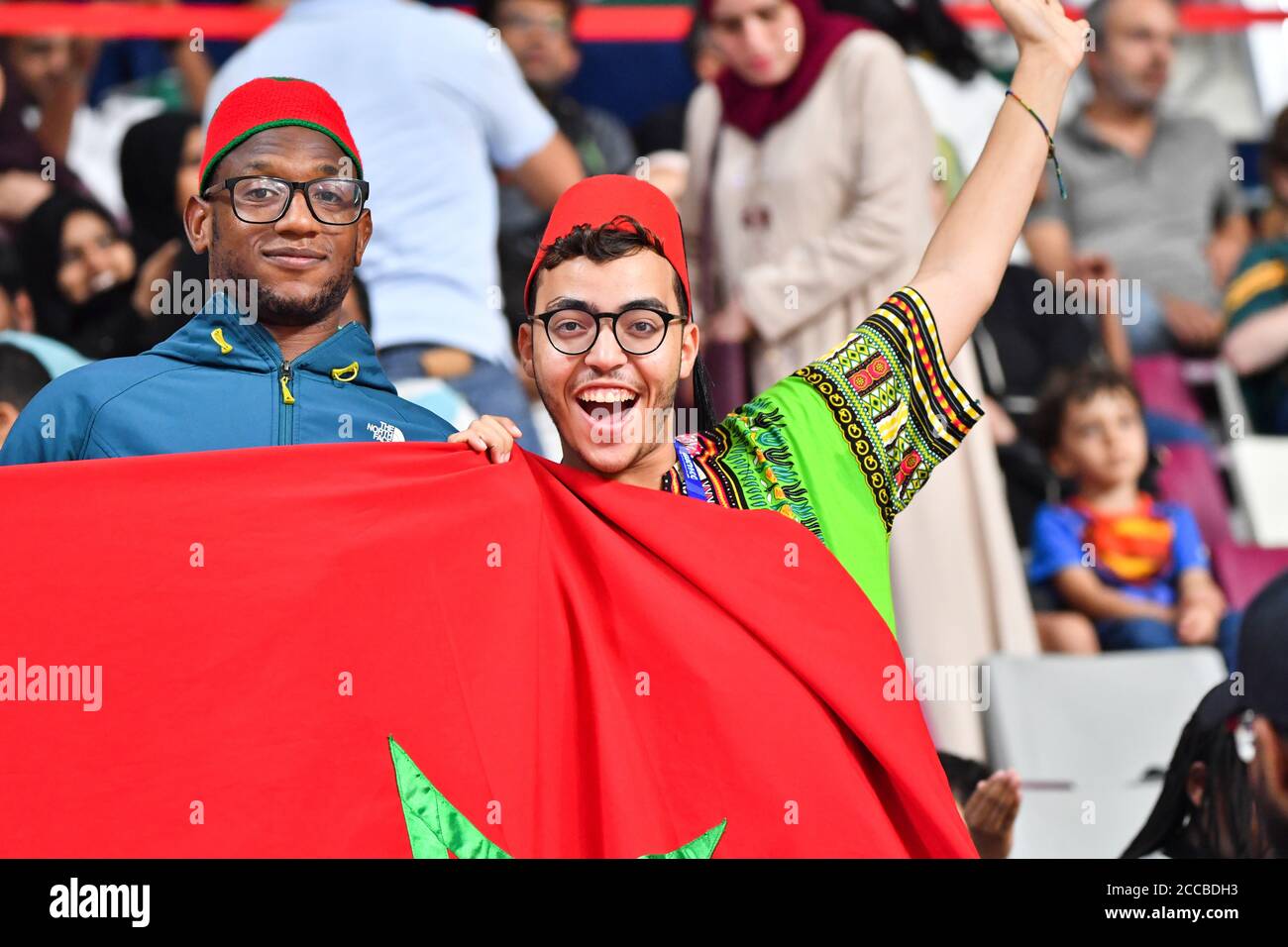 Fans marocains avec drapeau et chapeau fès. Stade international de Khalifa, Doha, Qatar Banque D'Images