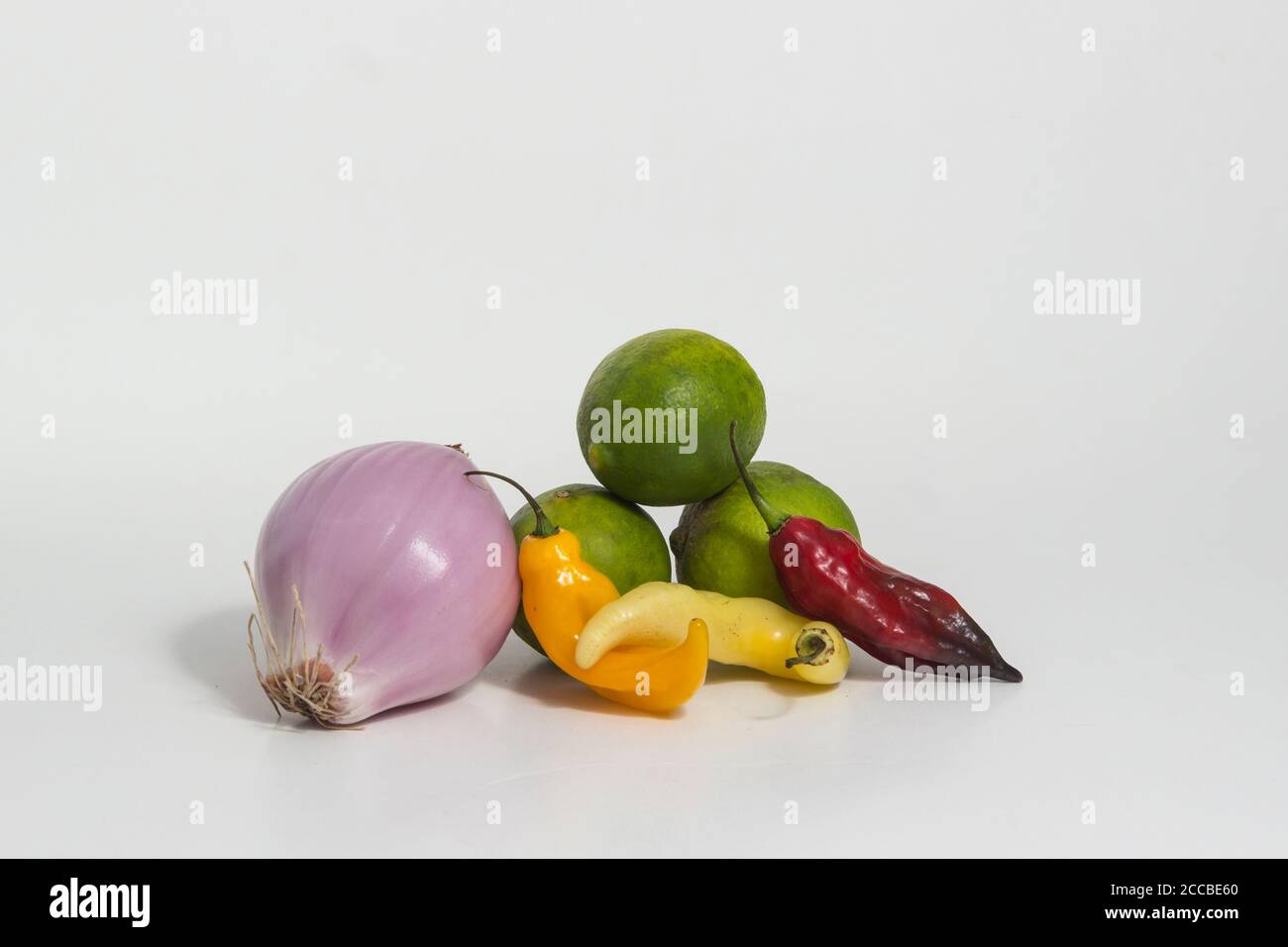 Encore la vie des ingrédients de la cuisine péruvienne. Ceviche ingrédients végétaux de base. Banque D'Images