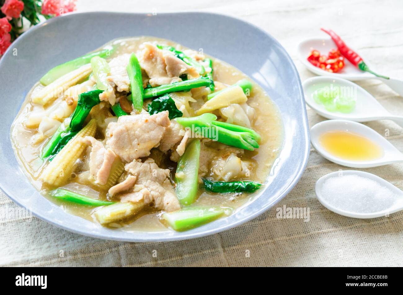 Nouilles sautées faites maison avec sauce à la sauce sur la table. (Cuisine thaïlandaise) Banque D'Images