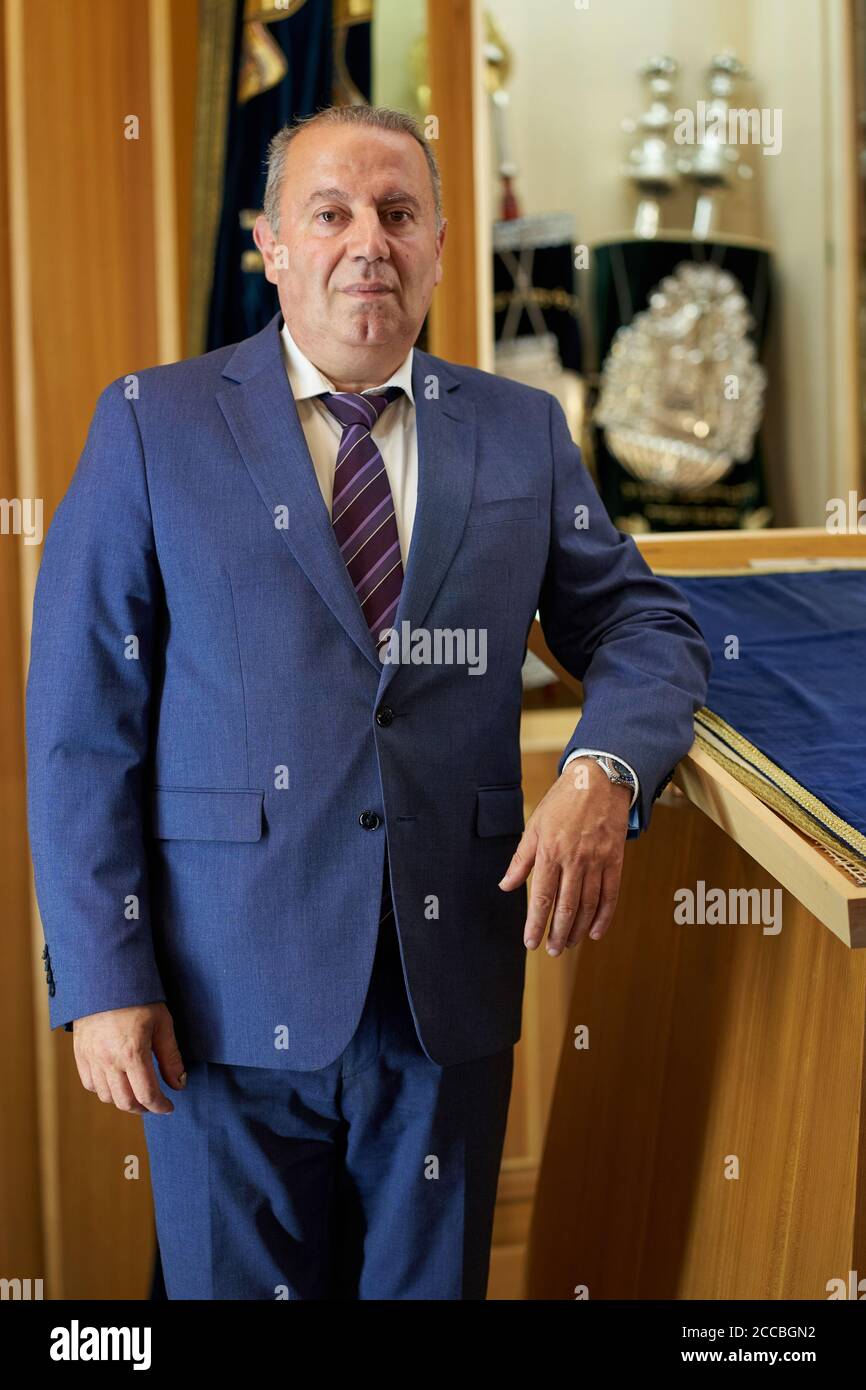 Koblenz, Allemagne. 19 août 2020. Avadislav Avadiev, Président de l'Association d'État des communautés juives de Rhénanie-Palatinat, se dresse dans la synagogue devant la Torah défile au lectrin. La communauté juive prévoit de construire une nouvelle synagogue. Crédit : Thomas Frey/dpa/Alay Live News Banque D'Images