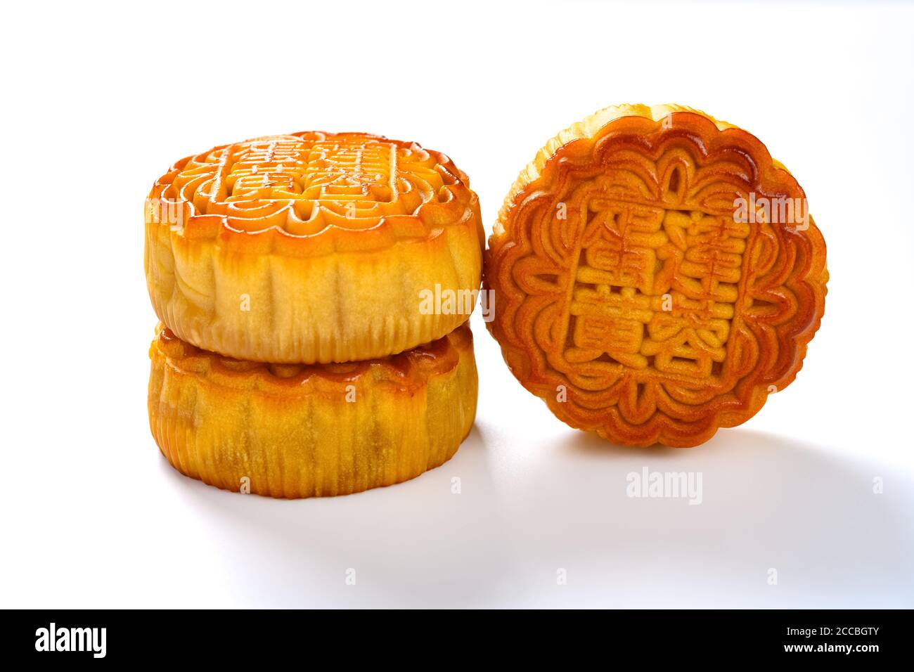 Traduction Du Chinois En Pate De Graines De Lotus Anglais Avec Jaune Gateaux De Lune Traditionnels Sur Blanc Sans Logo Ni Marque Commerciale Photo Stock Alamy