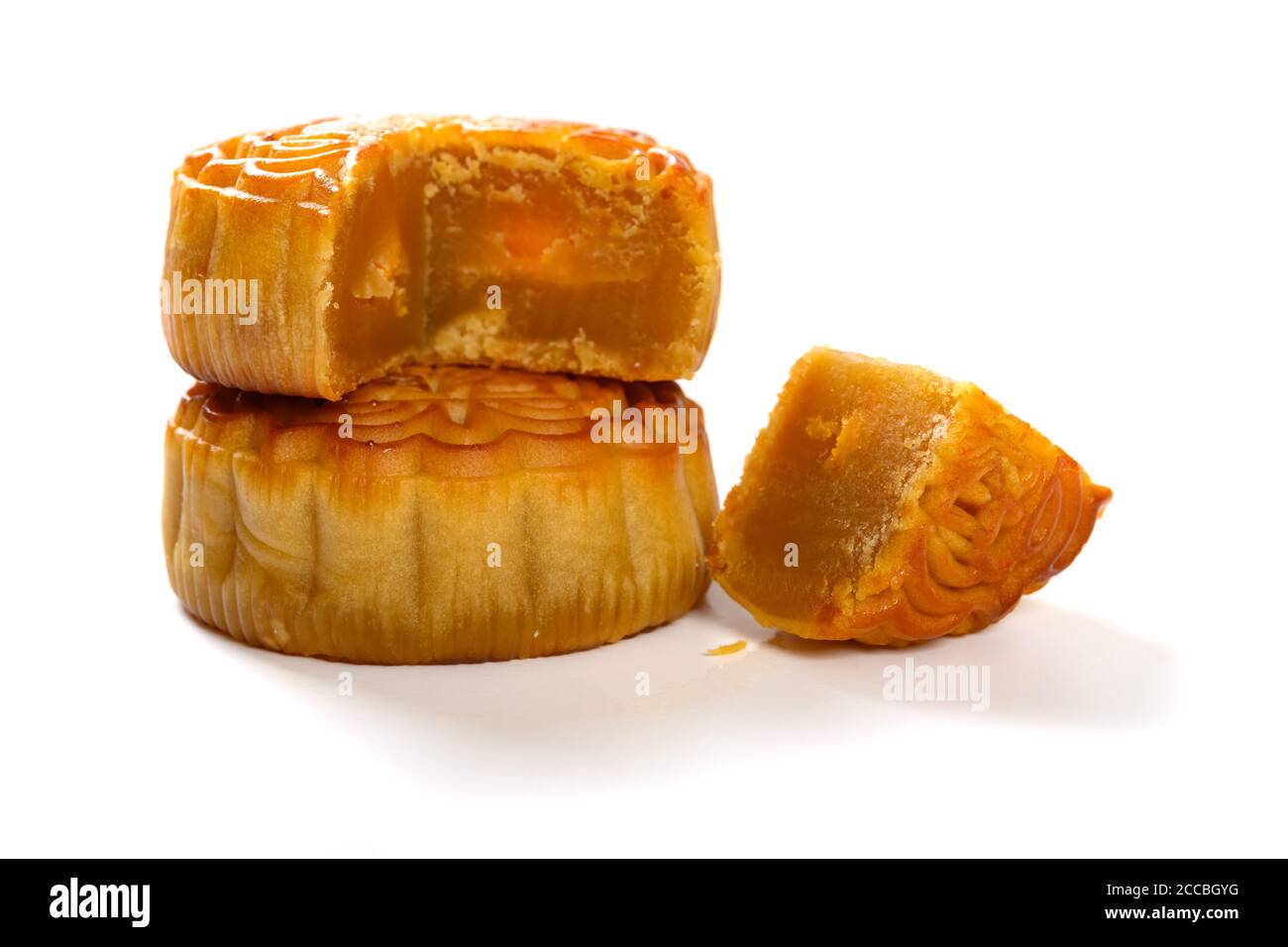 Traduction du chinois sur le dessus de la pâte de graines anglais-lotus avec des sections de gâteau de lune traditionnel jaune sur blanc sans logo ou marque commerciale Banque D'Images