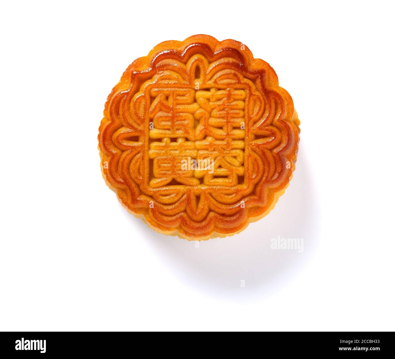 Traduction du chinois en pâte de graines de lotus-Anglais avec jaune afficher le gâteau traditionnel sur blanc sans logo ni marque commerciale Banque D'Images