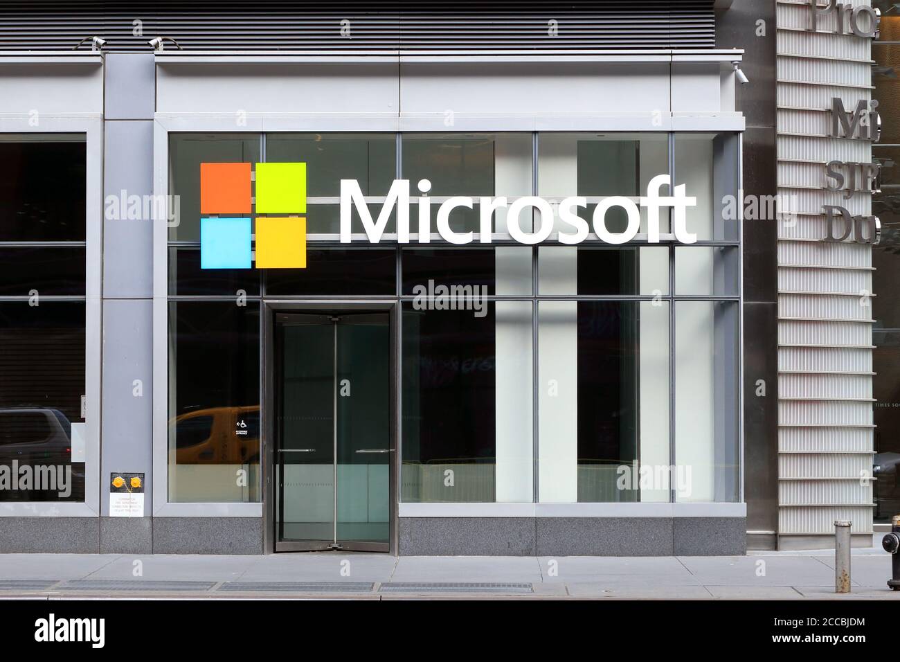 Microsoft, 11 Times Square, New York, New York, NY. Façade extérieure d'une entreprise technologique. Banque D'Images