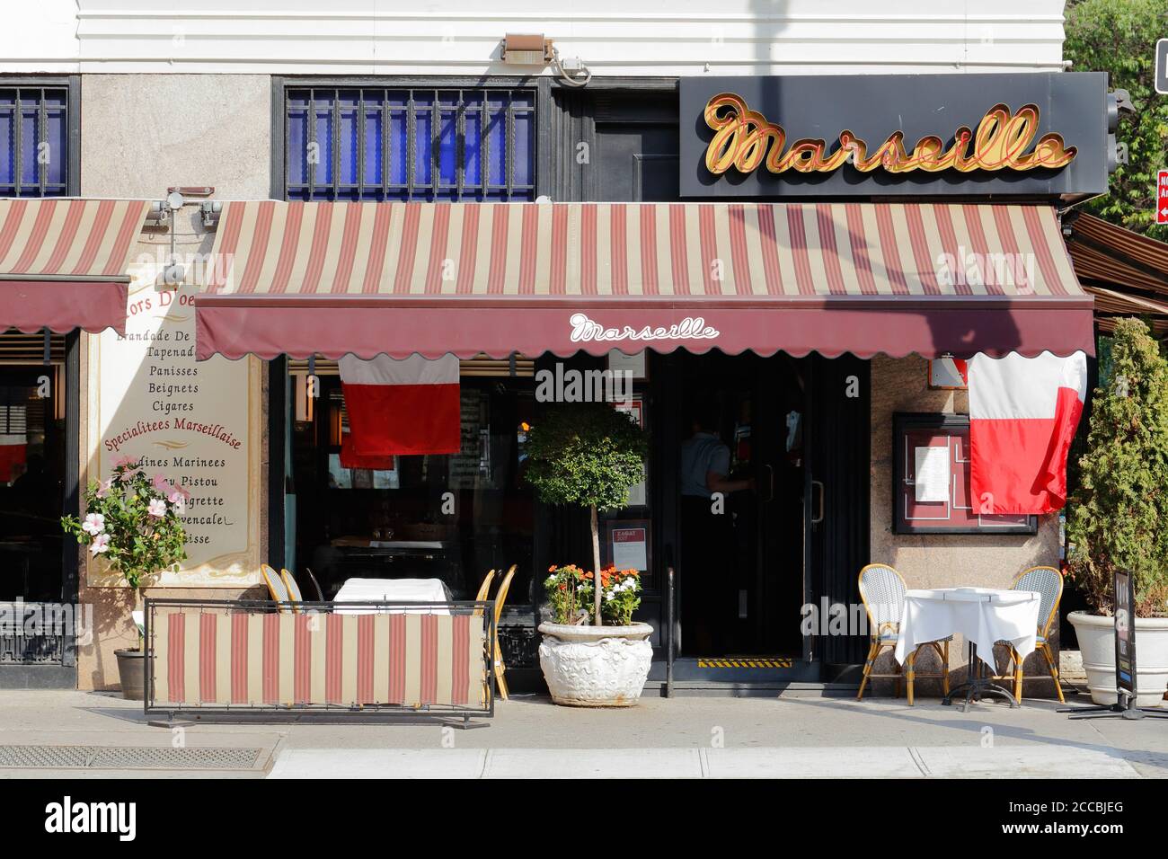 Marseille, 630 Ninth Ave, New York, NY. Façade extérieure d'une brasserie française dans le quartier des théâtres de Manhattan, quartier Hells Kitchen. Banque D'Images