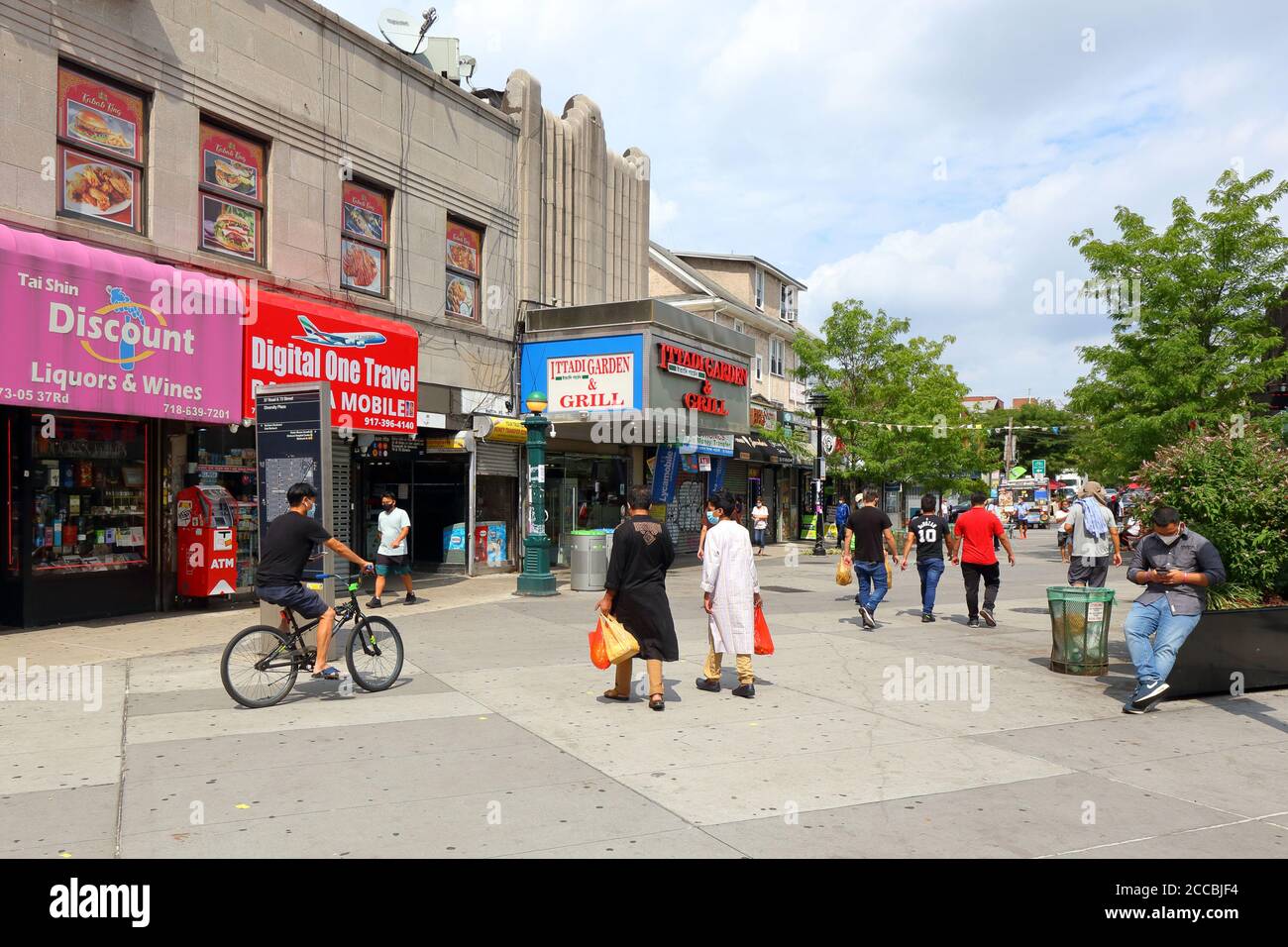 Les gens, les acheteurs à Diversity Plaza, une place piétonne située au 37th Rd entre 73rd et 74th STS, Jackson Heights, Queens, New York, 31 juillet, 2020 Banque D'Images