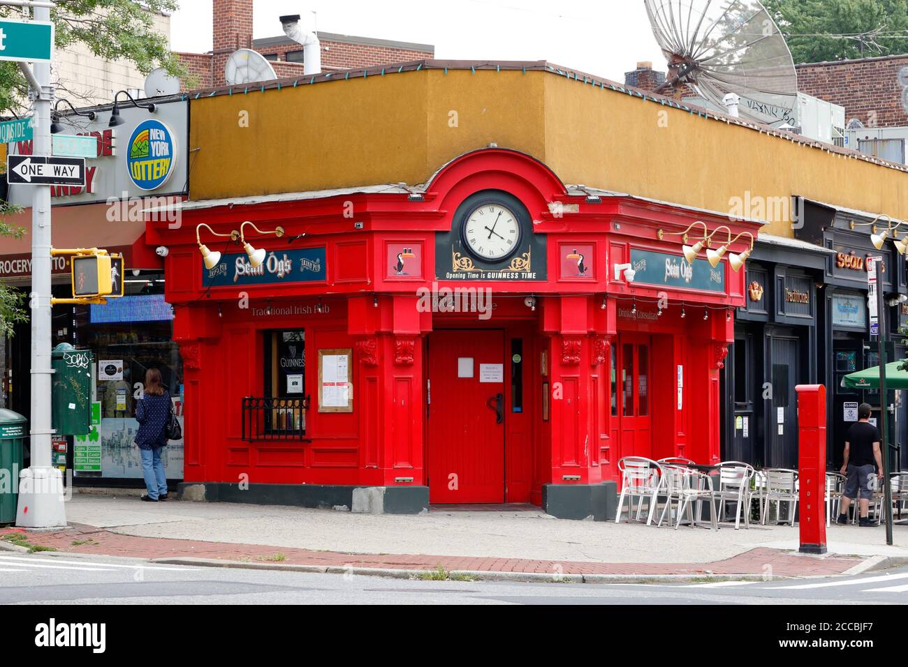 Sean og's, 60-02 Woodside Ave, Queens, NY. Façade extérieure d'un bar irlandais dans le quartier Woodside. Banque D'Images