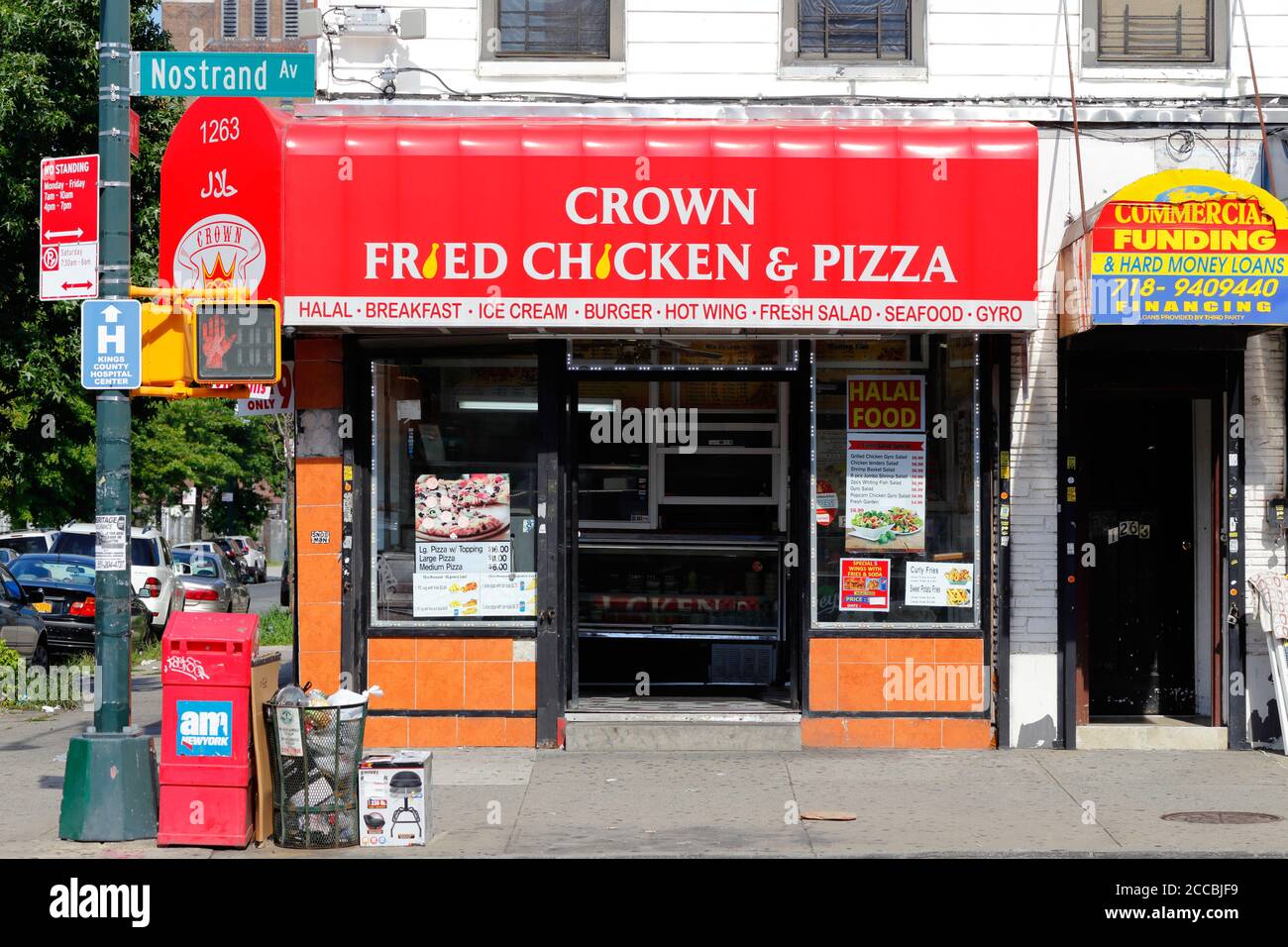 Crown Fried Chicken & Pizza, 1263 Nostrand Ave, Brooklyn, NY. Façade extérieure d'un restaurant de chaîne de poulet frit dans Prospect Lefferts Gardens. Banque D'Images