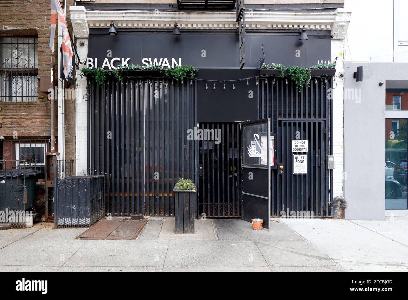 Black Swan, 1048 Bedford Ave, Brooklyn, NY. Façade extérieure d'un restaurant et pub britannique dans le quartier Bedford Stuyvesant. Banque D'Images