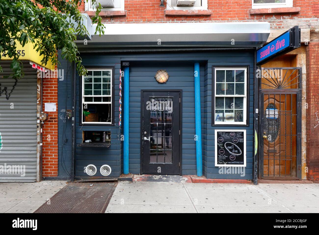 Swell Dive, 1013 Bedford Ave, Brooklyn, NY. Façade extérieure d'un restaurant philippin, Tex-Mex et bar dans le quartier Bedford Stuyvesant. Banque D'Images