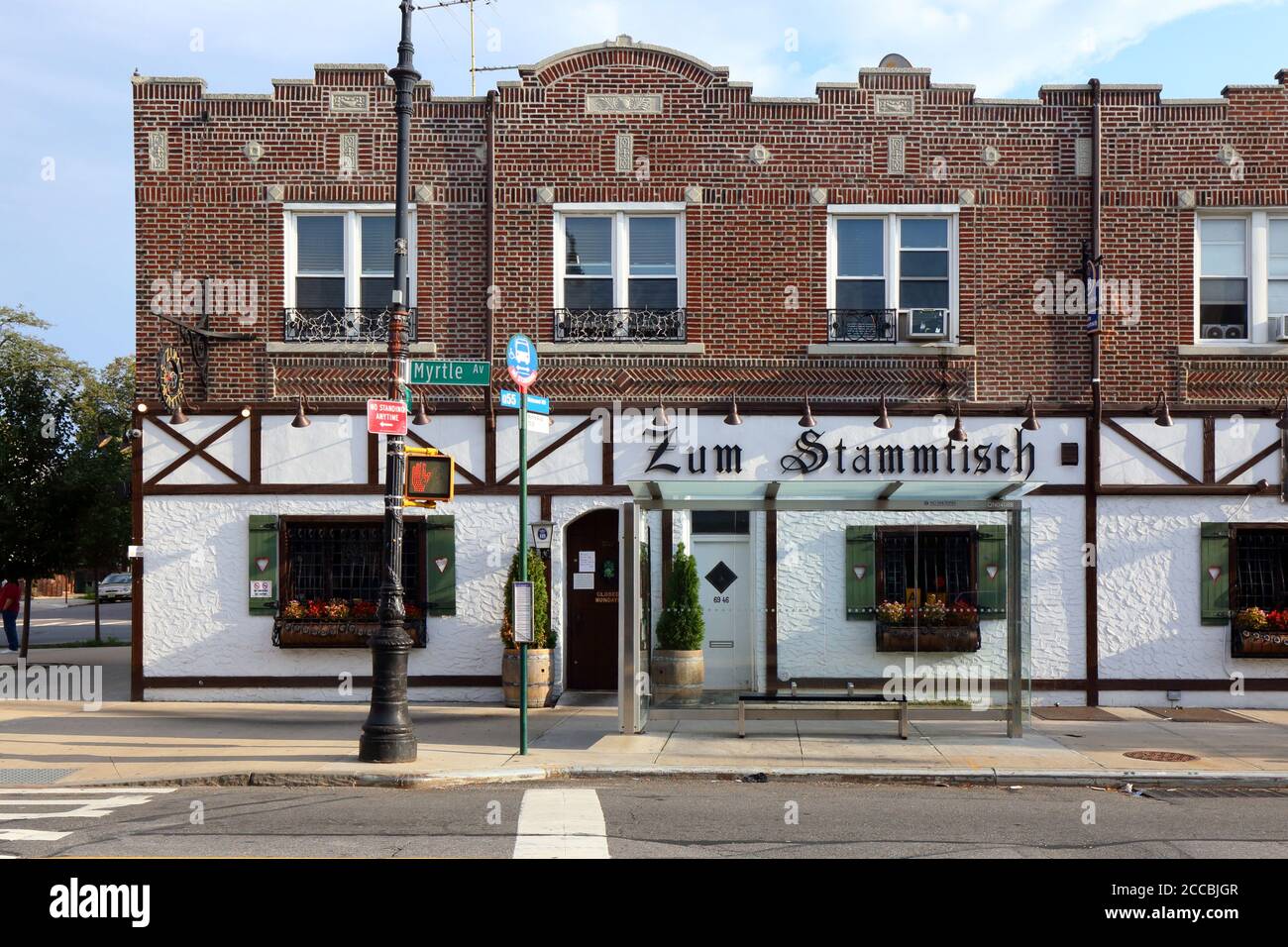 Zum Stammtisch, 69-46 Myrtle Ave, Queens, NY. Façade extérieure d'un restaurant de style bavarois allemand dans le quartier Glendale. Banque D'Images