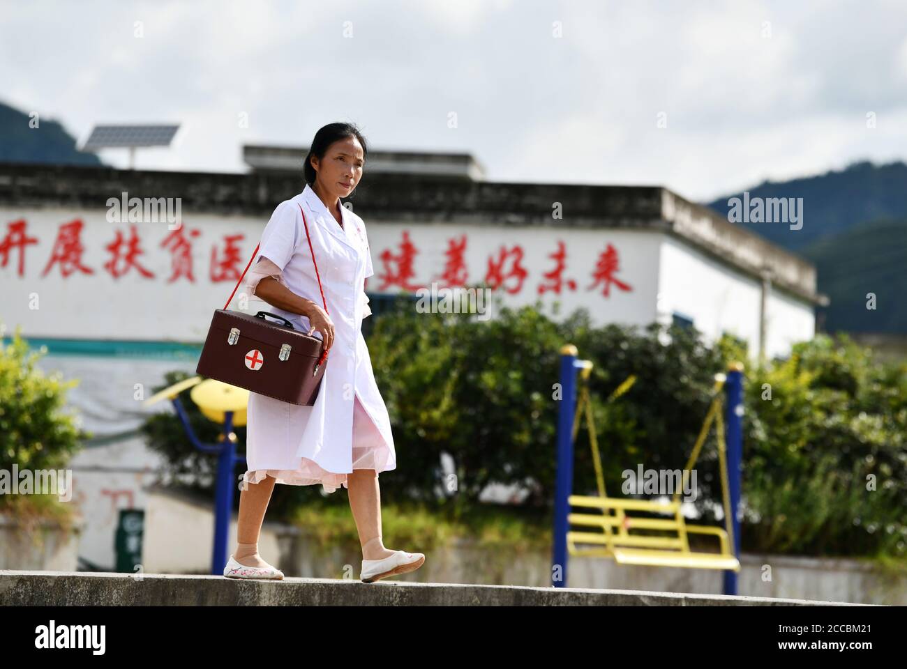 (200821) -- LONGLI, le 21 août 2020 (Xinhua) -- Luo Mu est sur le point de rendre visite à une patiente du village de Cuiwei dans le comté de Longli, préfecture autonome de Qiannan Buyi-Miao, province de Guizhou, dans le sud-ouest de la Chine, le 18 août 2020. Luo Mu, 49 ans, médecin du groupe ethnique Buyi, travaille dans le village de Cuiwei, dans le comté de Longli. Diplômée d'une école de médecine en 2004, elle est rentrée dans le village servant de médaillé. Elle a converti son salon en une clinique avec l'équipement médical qu'elle avait acheté, pour traiter les patients du village. En 2007, Luo a été employé dans une clinique nouvellement fondée dans le village avec un Banque D'Images