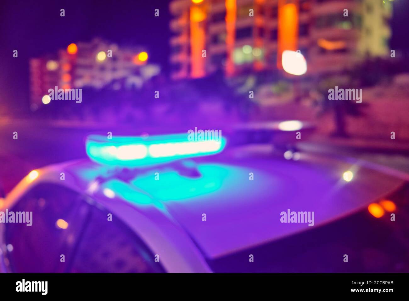 les feux clignotants de la voiture de police pendant la nuit ont été broutés. Banque D'Images
