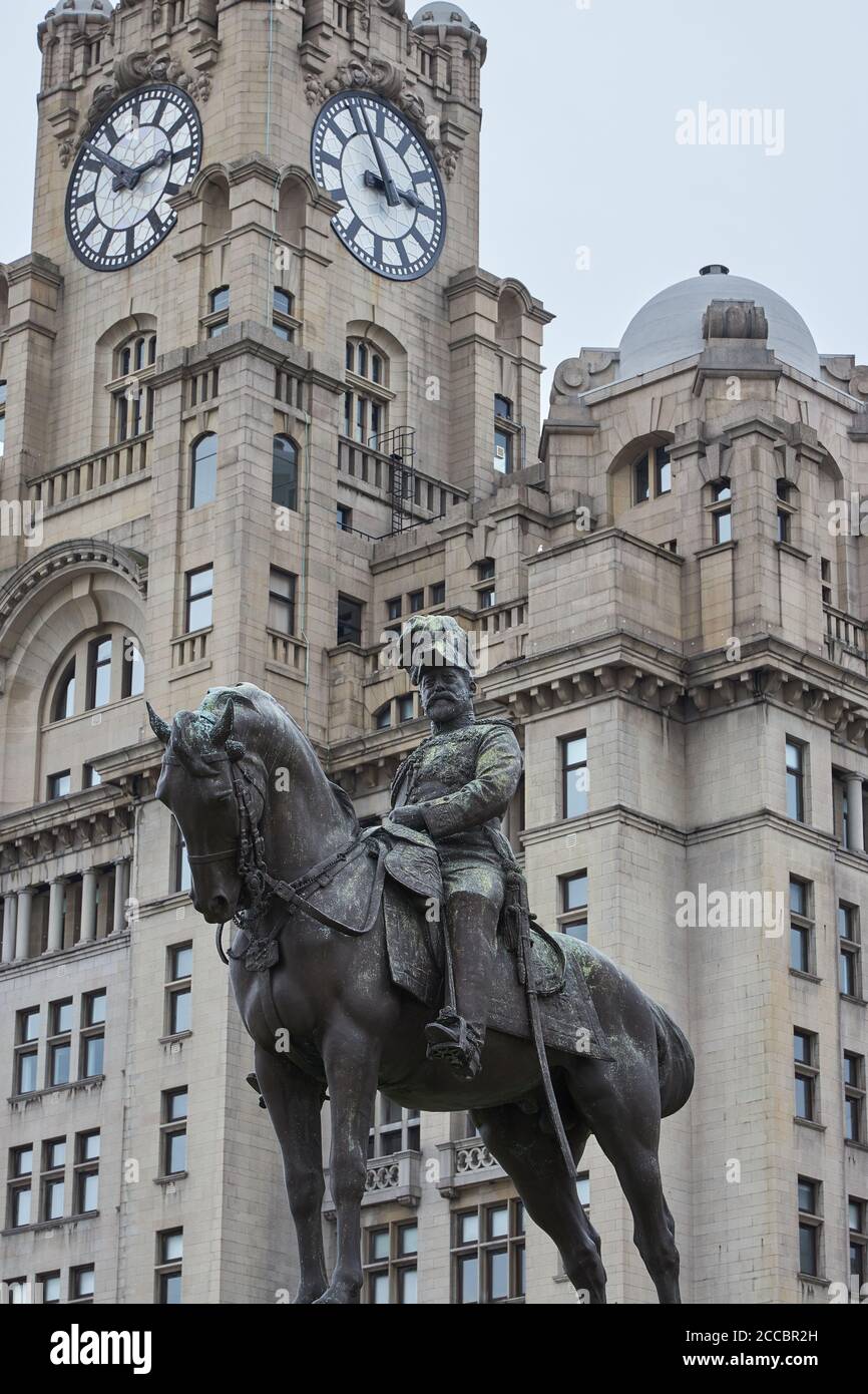 Bâtiment du port de Liverpool avec statue d'Edward VII Banque D'Images