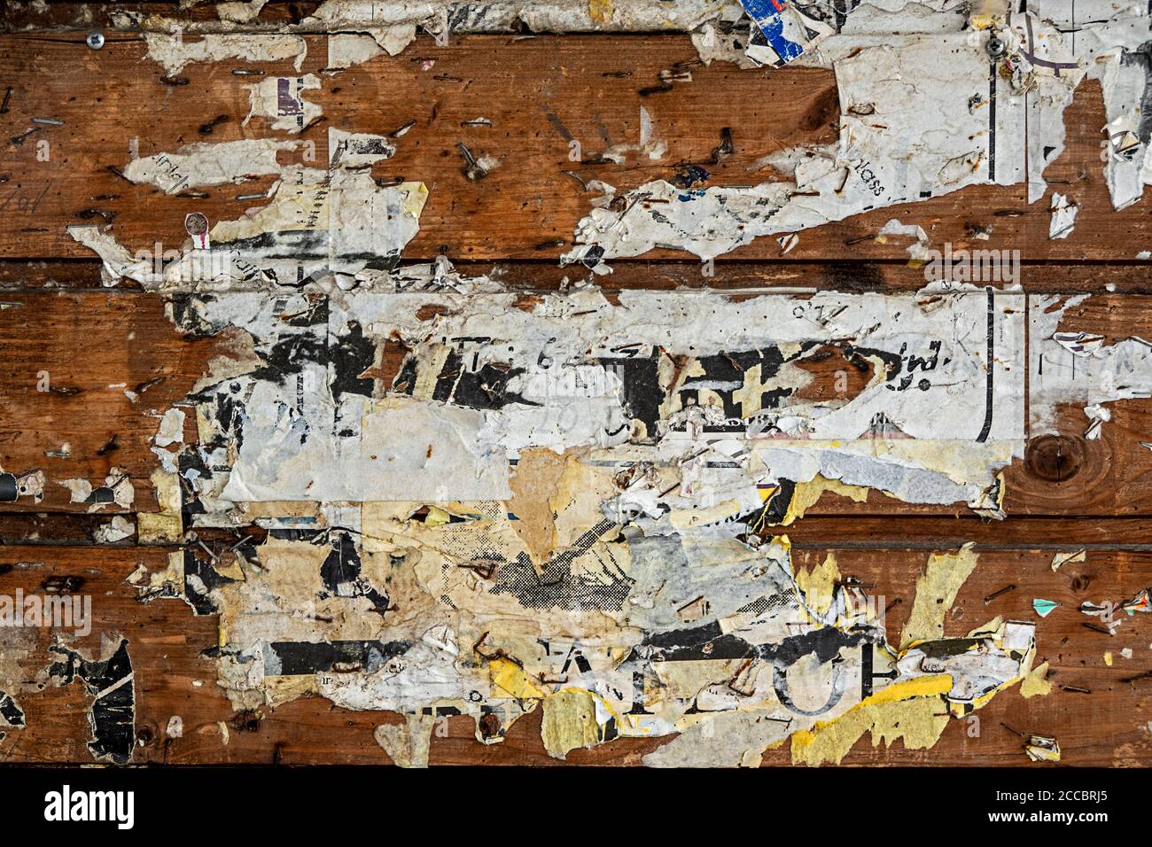 mur en bois brun avec écriteaux Banque D'Images