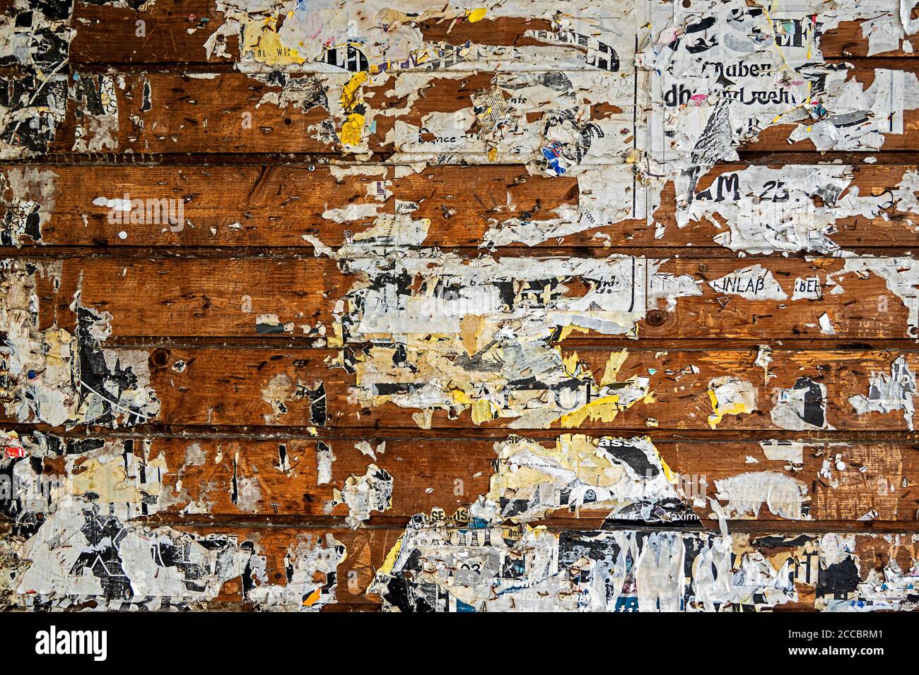 mur en bois brun avec écriteaux Banque D'Images