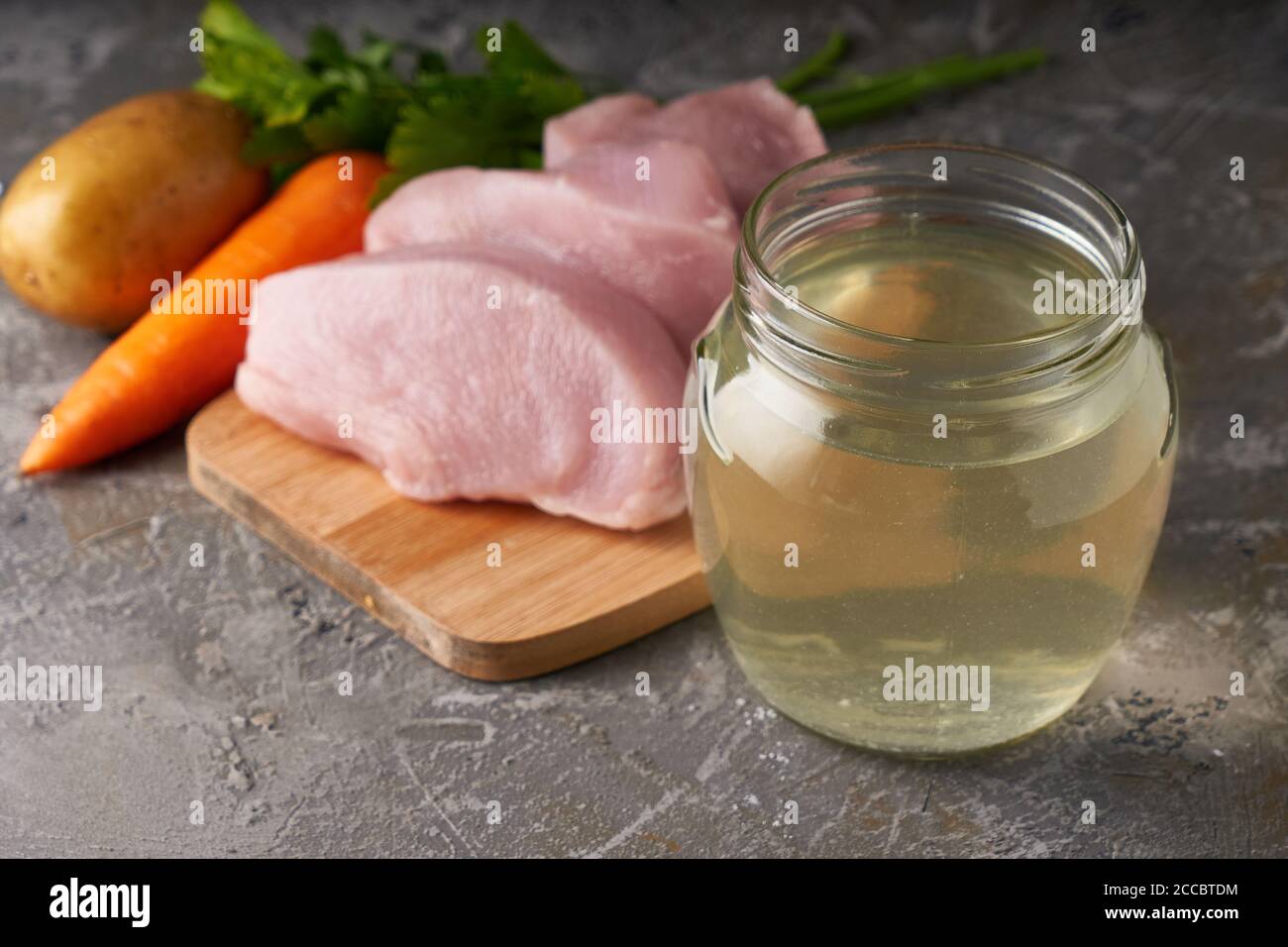 bouillon de volaille frais dans un pot en verre sur une table Avec légumes et morceaux de viande de volaille fraîche espace de copie Banque D'Images