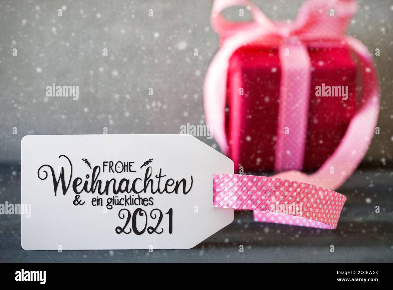 Cadeau de Noël rose, Calligraphie Glueckliches 2021 signifie Happy 2021, Snowflakes Banque D'Images