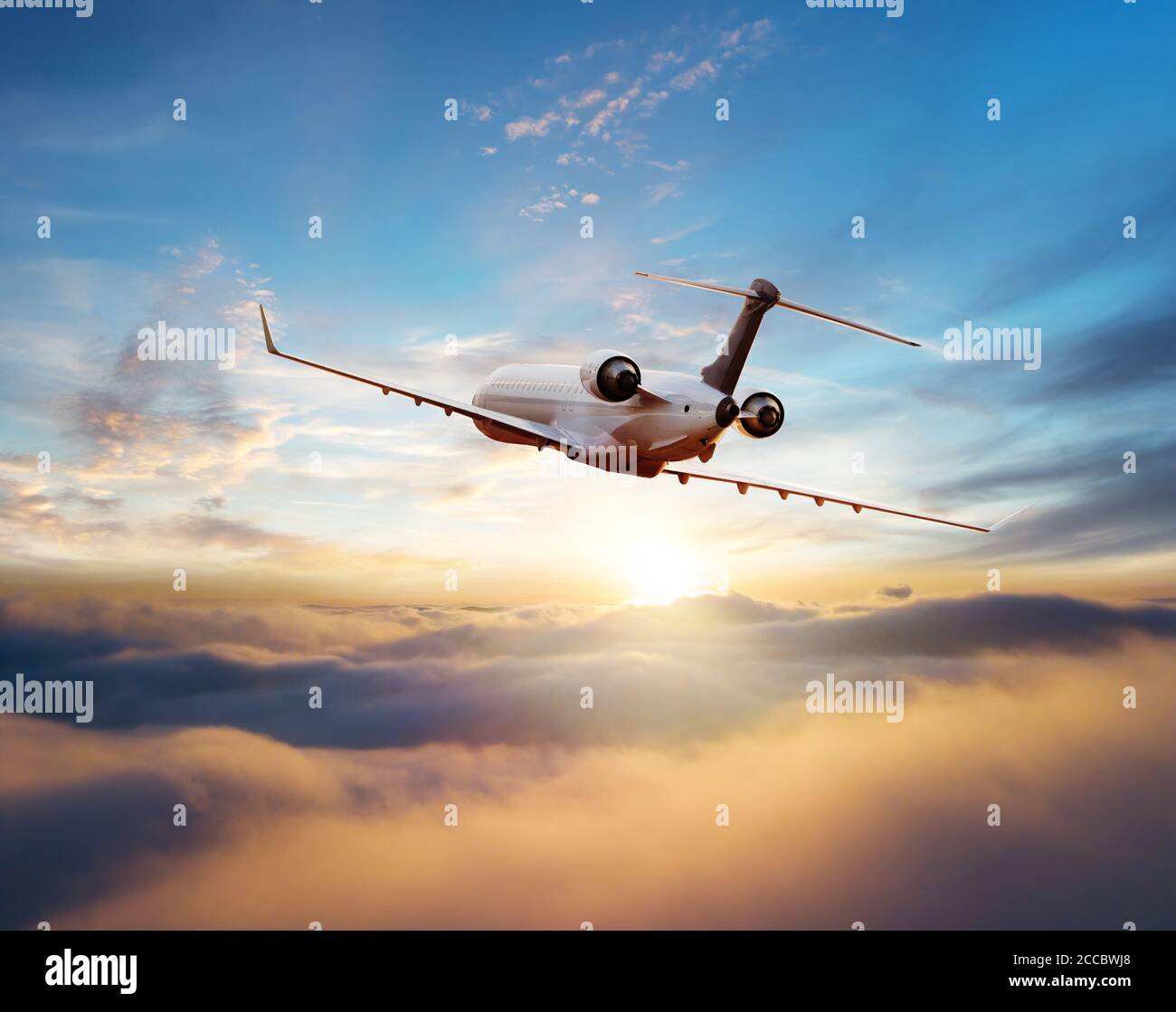 Jet-plane privé survolant les nuages dans une belle lumière de coucher de soleil. Mode de transport moderne et le plus rapide, vie professionnelle Banque D'Images