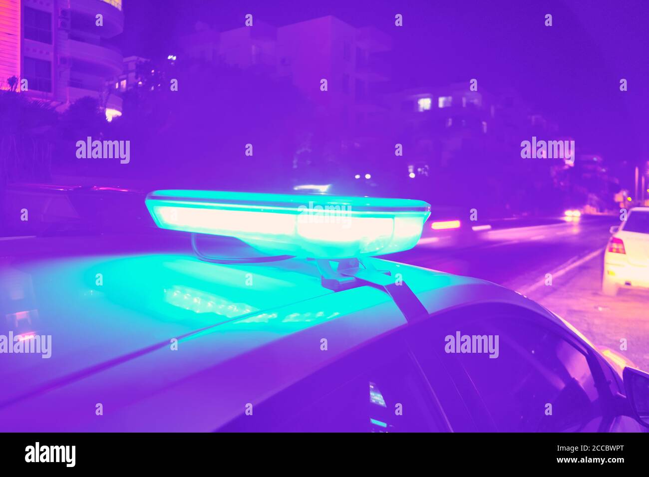 Voiture de police des lumières clignotantes dans la nuit focus sélectif. Banque D'Images