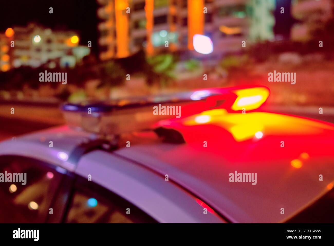 les feux clignotants de la voiture de police pendant la nuit ont été broutés. Banque D'Images