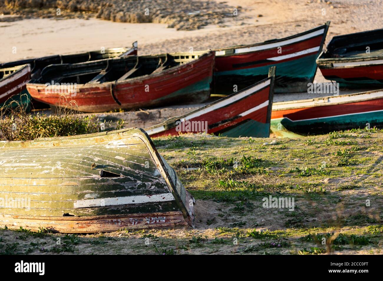 Quelques vieux bateaux dans la plage à El Jadida, Maroc Banque D'Images