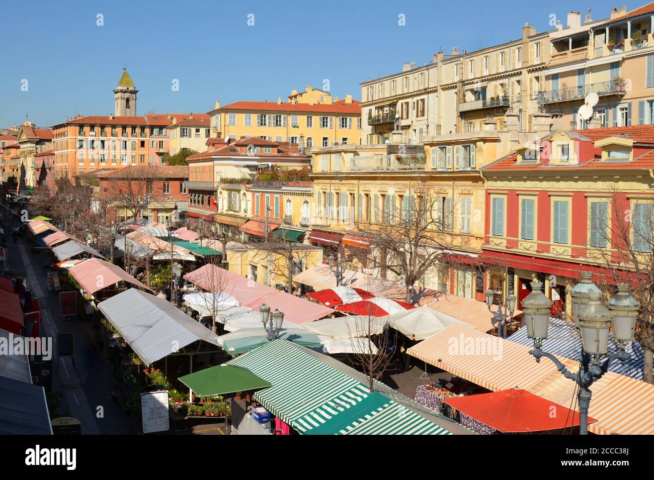 France, côte d'azur, ville de Nice, dans la vieille ville aux façades colorées, la cour Saleya avec son marché folklorique traditionnel. Banque D'Images