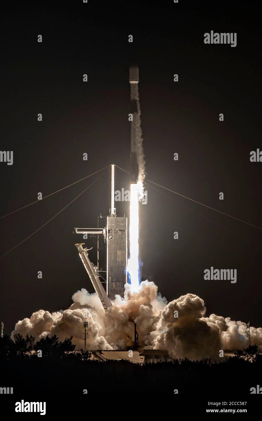 CAPE CANAVERAL, États-Unis - 07 août 2020 - le vendredi 7 août à 1 h 12 HAE, 5 h 12 UTC, SpaceX a lancé sa dixième mission Starlink, qui comprenait 57 S. Banque D'Images