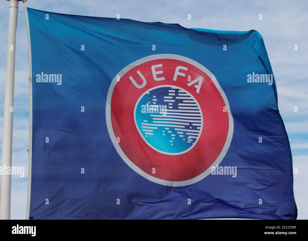Logo et drapeau de l'UEFA. Photo de Tony Henshaw Banque D'Images