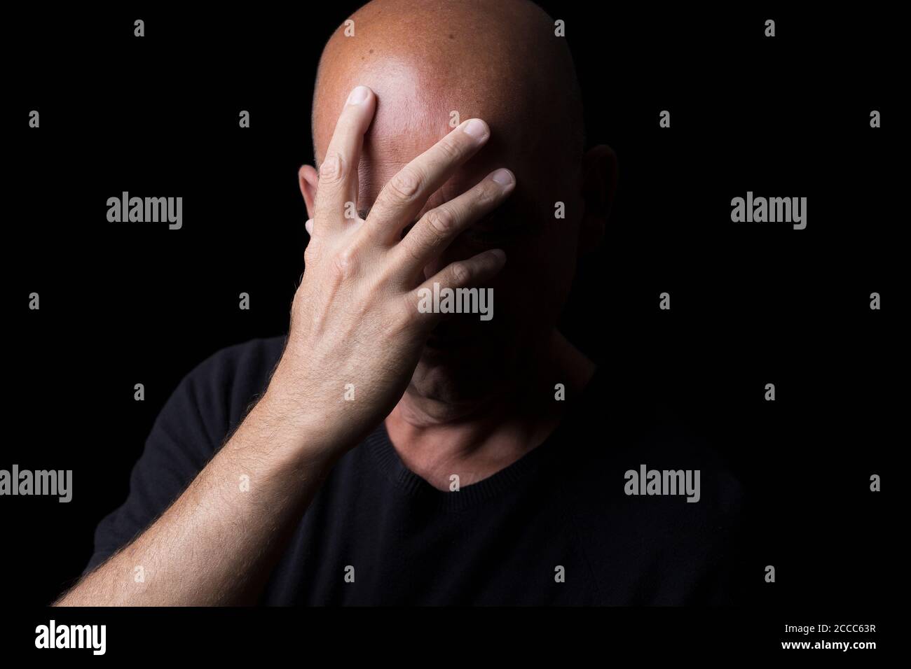 autoportrait masculin sur fond noir Banque D'Images