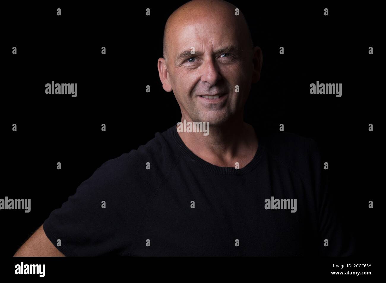autoportrait masculin sur fond noir Banque D'Images