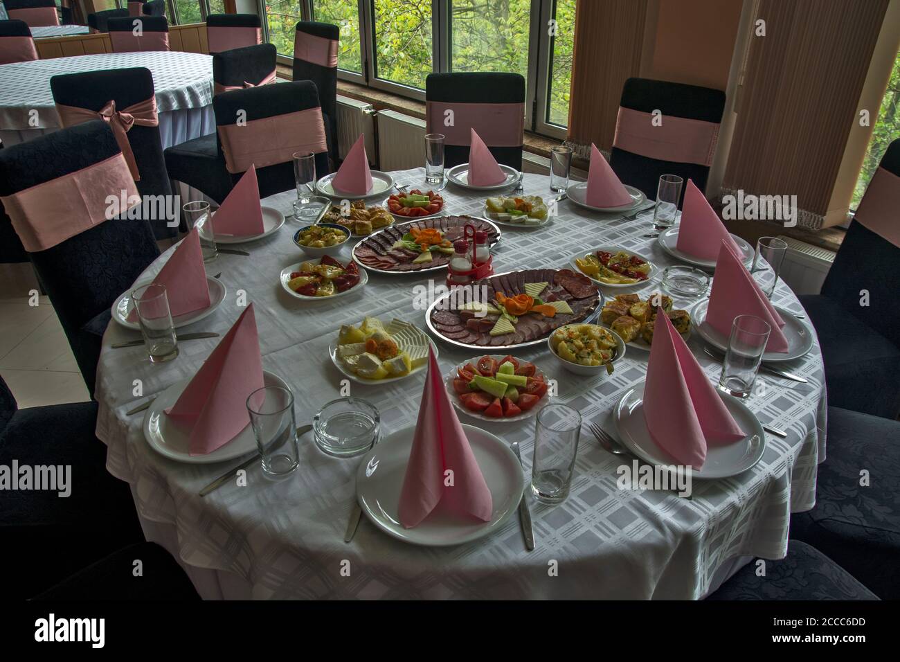 Magnifiquement arrangé divers produits de viande de salaison servis sur la table. Banque D'Images Magnifiquement arrangé divers produits de viande de salaison servis sur la table. Banque D'Images