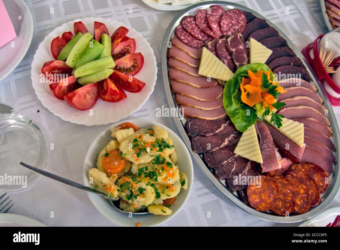 Magnifiquement arrangé divers produits de viande de salaison servis sur la table. Banque D'Images Magnifiquement arrangé divers produits de viande de salaison servis sur la table. Banque D'Images