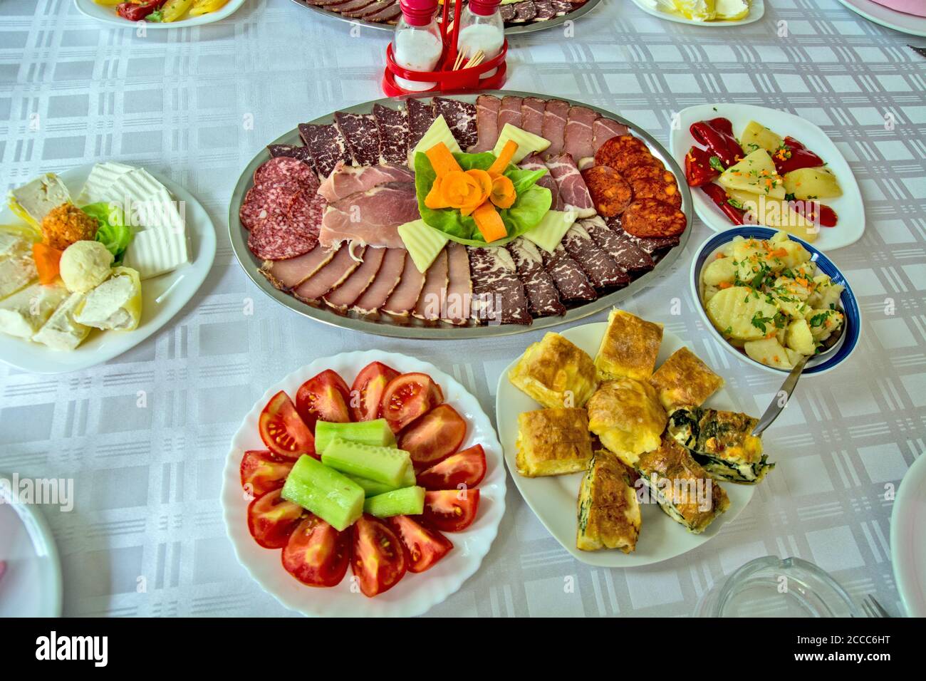 Magnifiquement arrangé divers produits de viande de salaison servis sur la table. Banque D'Images Magnifiquement arrangé divers produits de viande de salaison servis sur la table. Banque D'Images