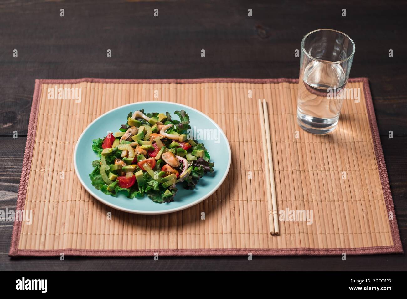 Vue de dessus - salade de fruits de mer sur une assiette de couleurs Banque D'Images