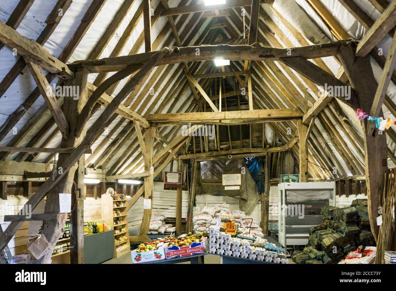 Structure de toit intérieur de la grange du XVIIe siècle classée Grade II abritant la Rose Farm Shop, Ramsgate. Banque D'Images