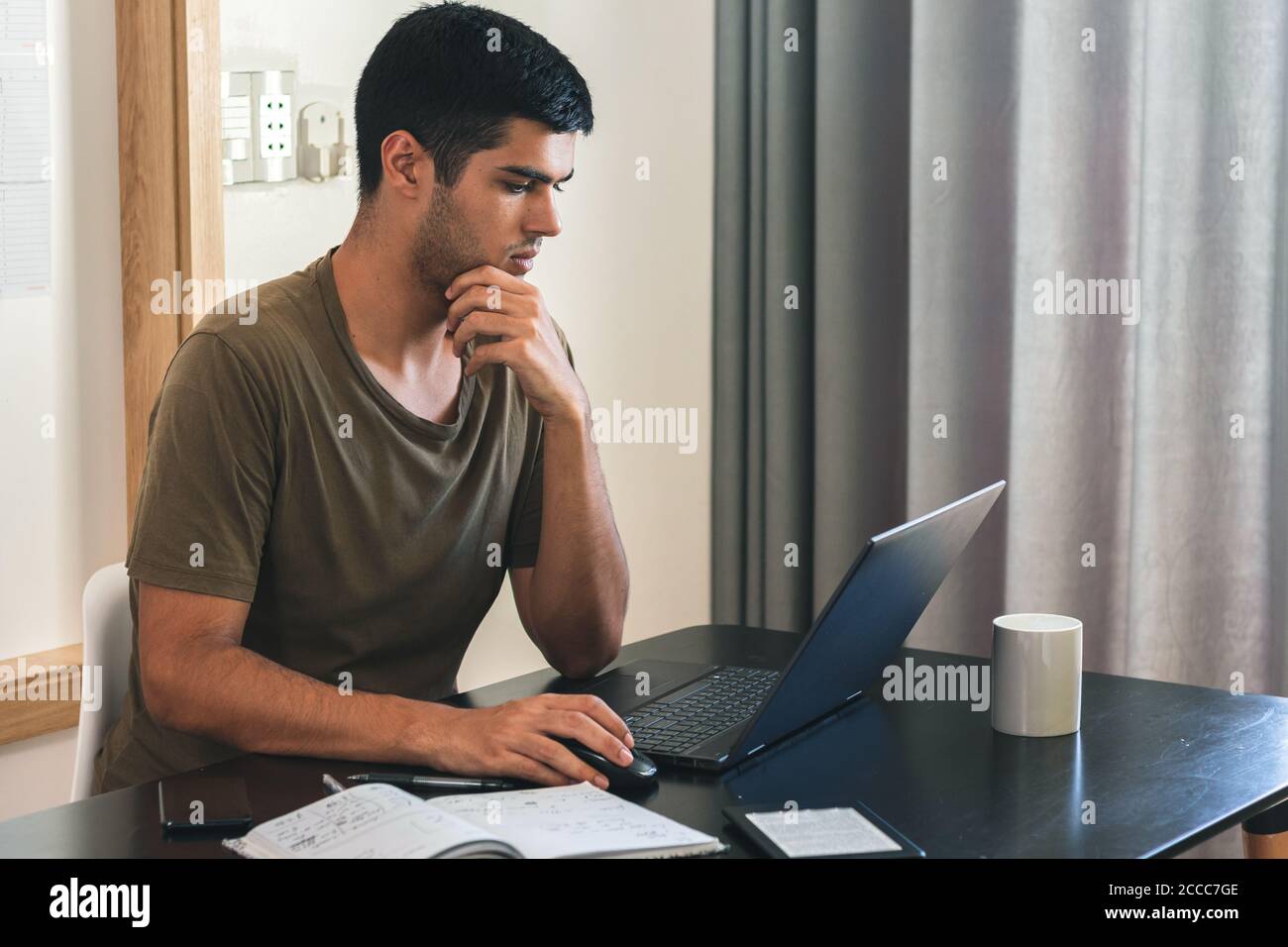 Gros plan d'un jeune homme du Caucase étudiant dans son chambre - concept d'étude à la maison Banque D'Images