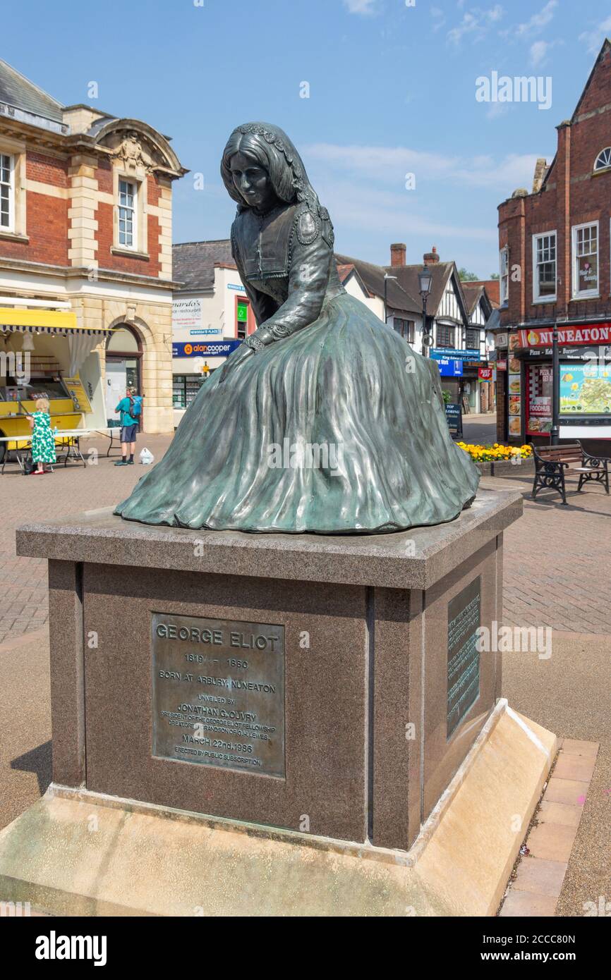 Statue de George Eliot, place George Eliot, Nuneaton, Warwickshire, Angleterre, Royaume-Uni Banque D'Images