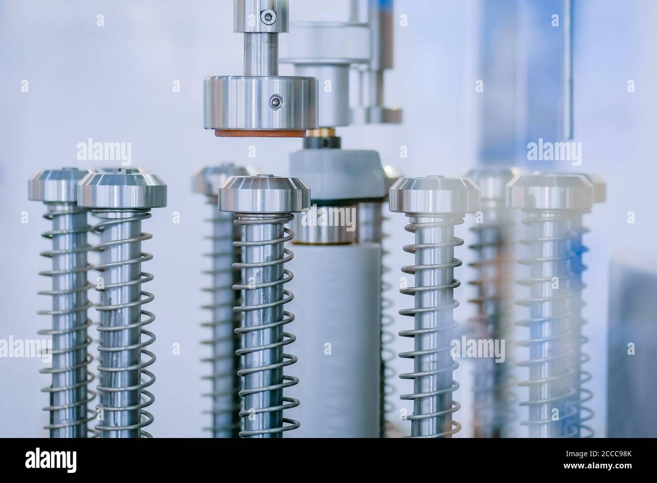 Industrie pharmaceutique automatique et concept de technologie de fabrication - gros plan - pièces mobiles de l'équipement automatique de remplissage et d'étanchéité des ampoules Banque D'Images