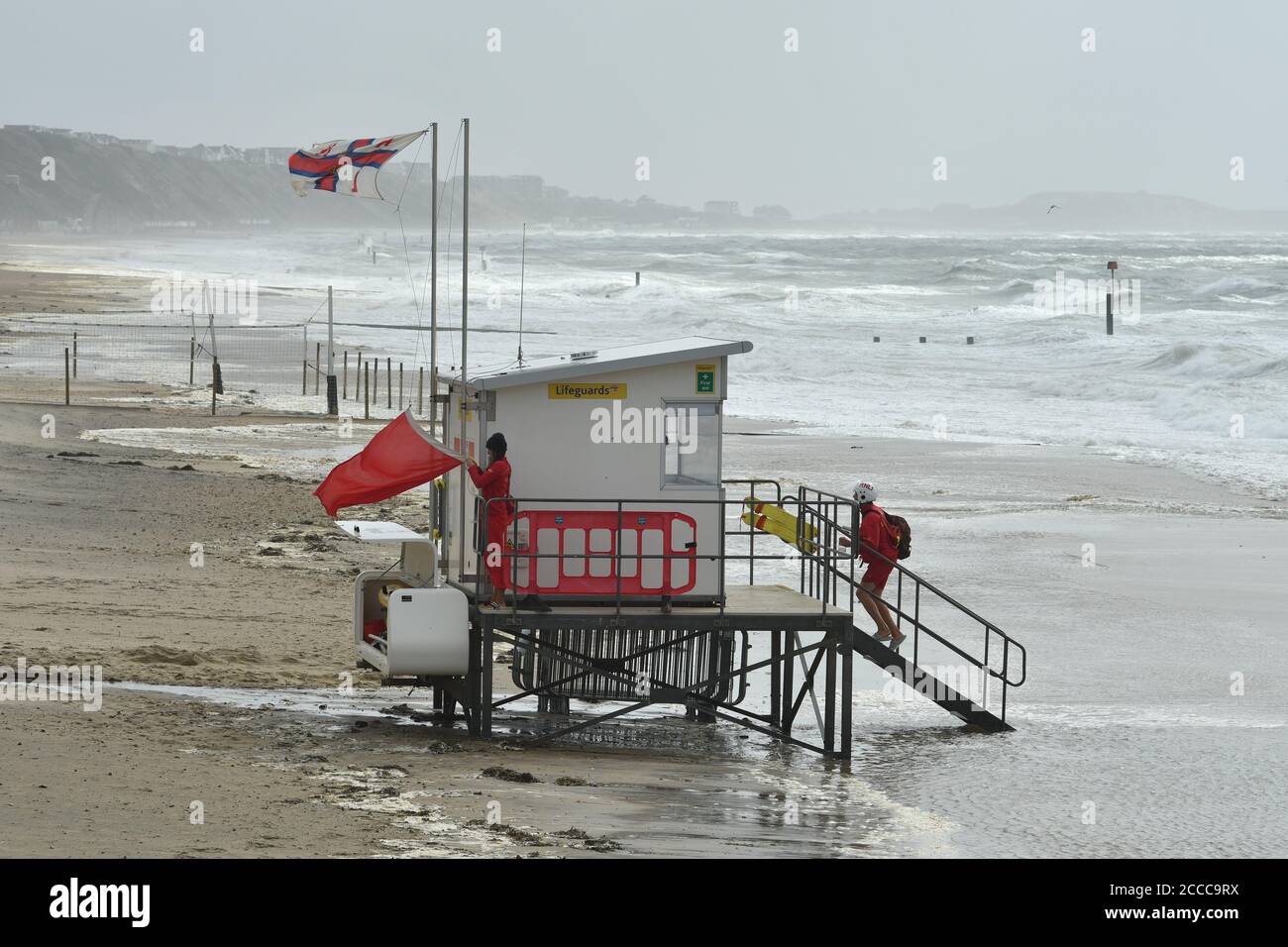 Storm Ellen batte la côte sud de l'Angleterre au plus fort de la saison des vacances d'été avec des rafales de vent jusqu'à 60 km/h et une marée haute, Lifeguard la station de sauveteur, Boscombe, Bournemouth, Dorset, Royaume-Uni, le 21 août 2020 Banque D'Images