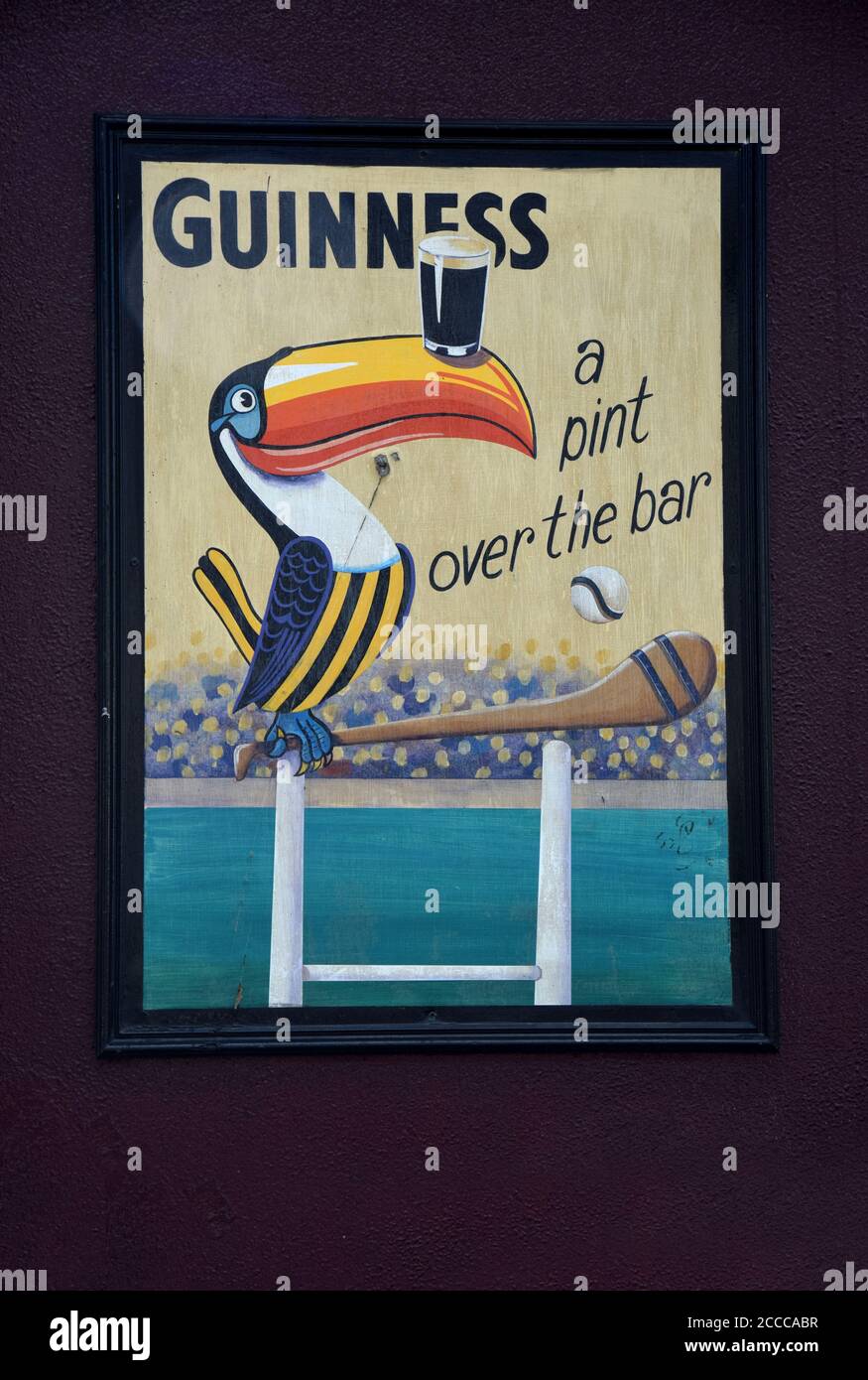 Affiche Guinness avec toucan et hurley Banque D'Images