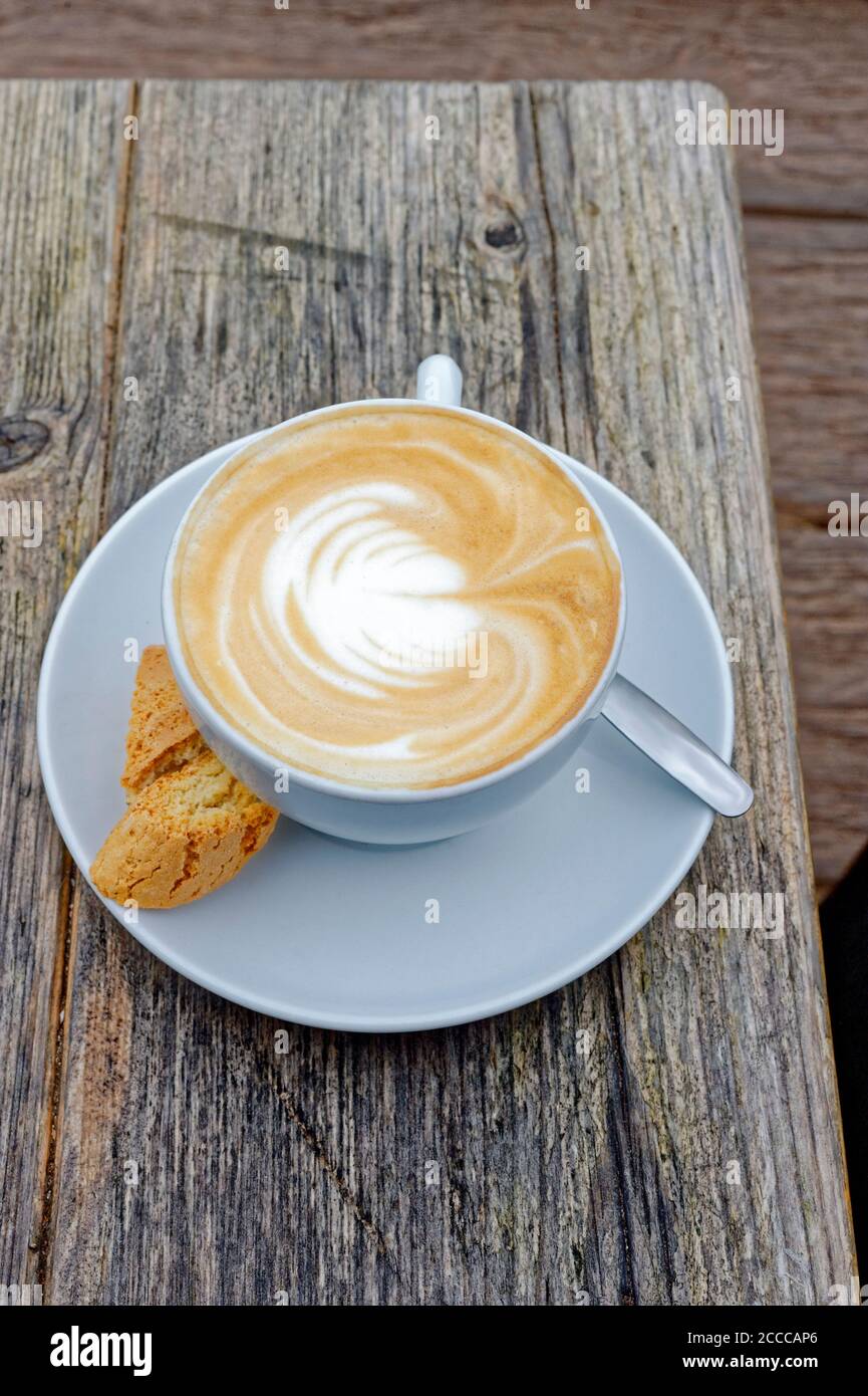 CAFÉ BLANC PLAT Banque D'Images