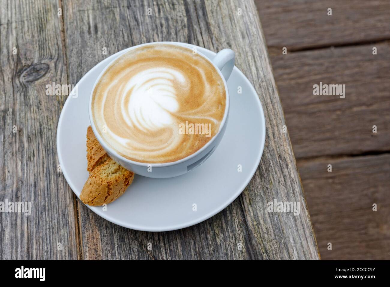 CAFÉ BLANC PLAT À L'EXTÉRIEUR Banque D'Images