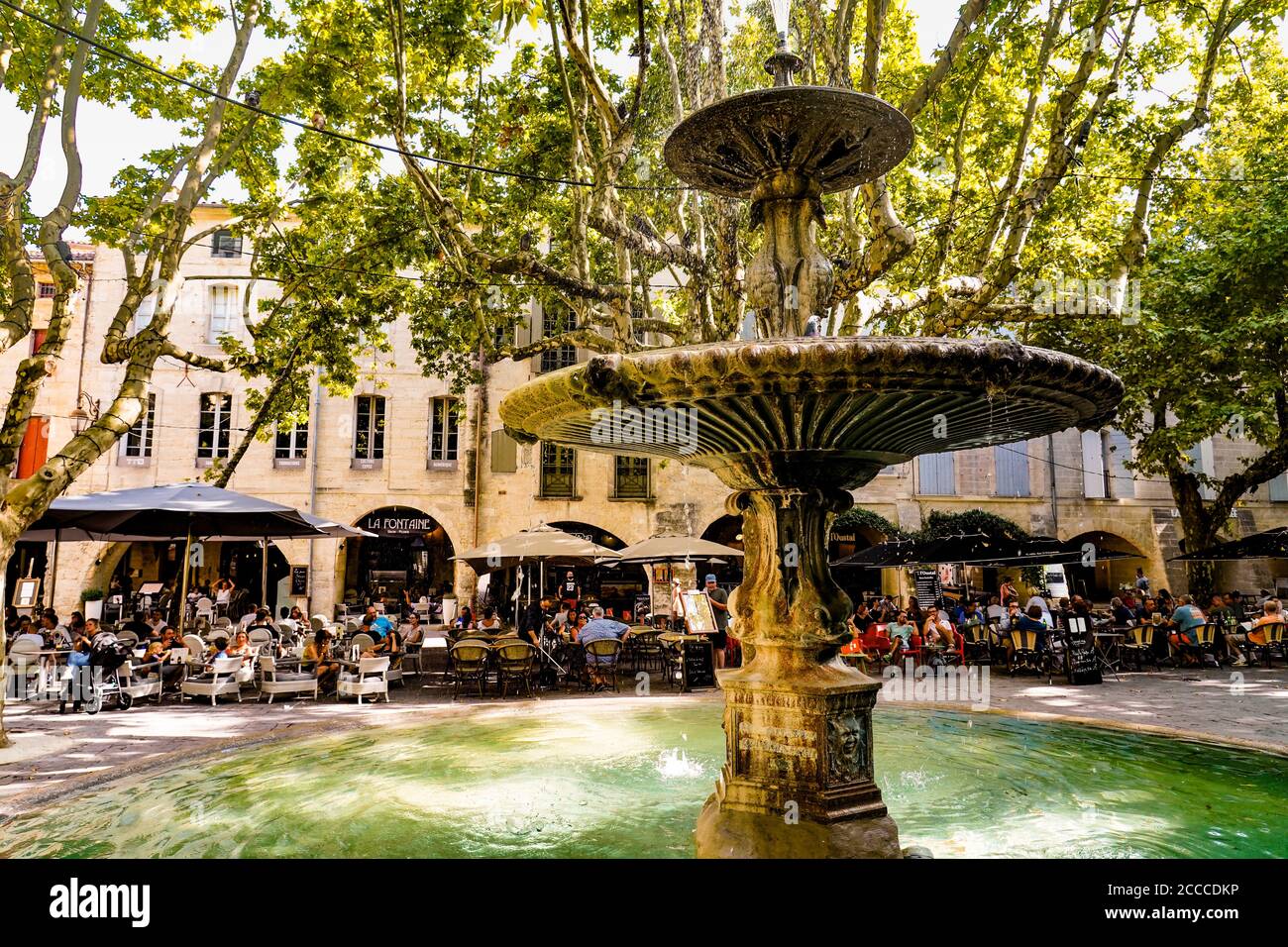 France. Gard (30) Uzes. La place aux herbes et sa fontaine Photo Stock