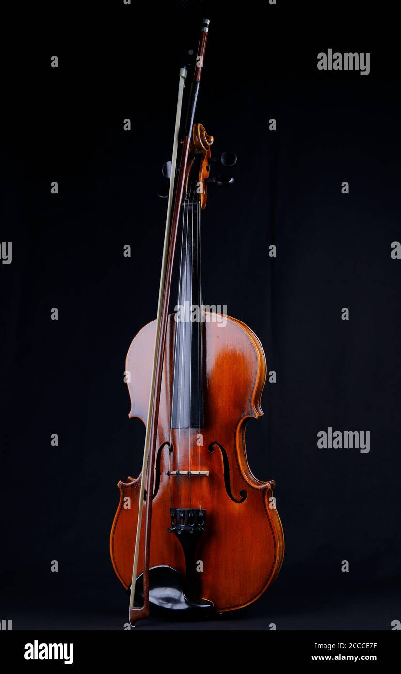 Un violon à l'arc isolé sur fond noir Banque D'Images