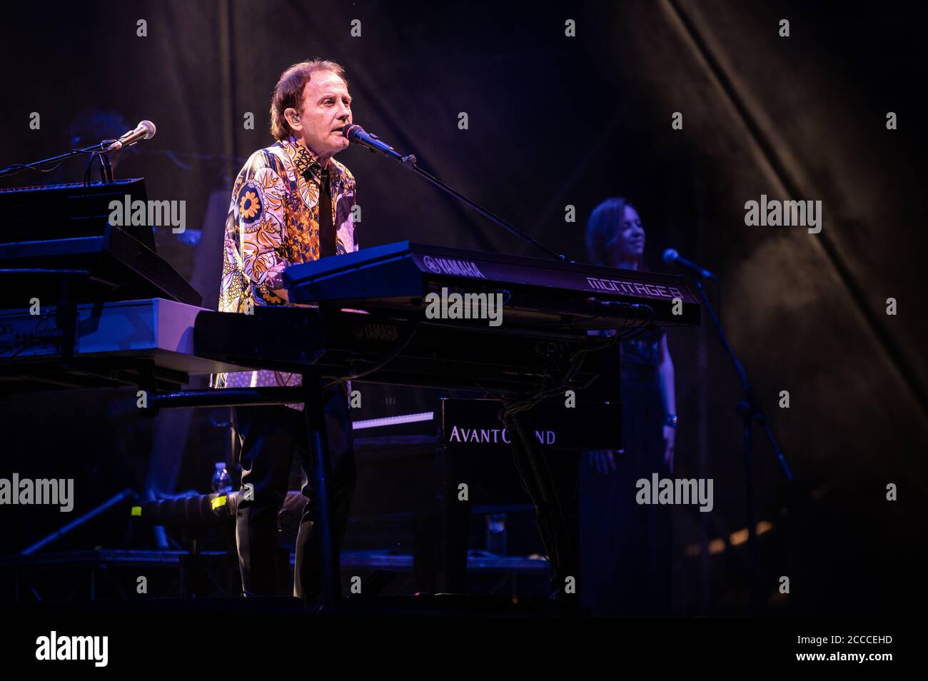 FORTE DEI MARMI, ITALIE - 17 AOÛT 2020 : Roby Facchinetti chante sur la scène de Villa Bertelli à forte dei Marmi avec son groupe. Banque D'Images