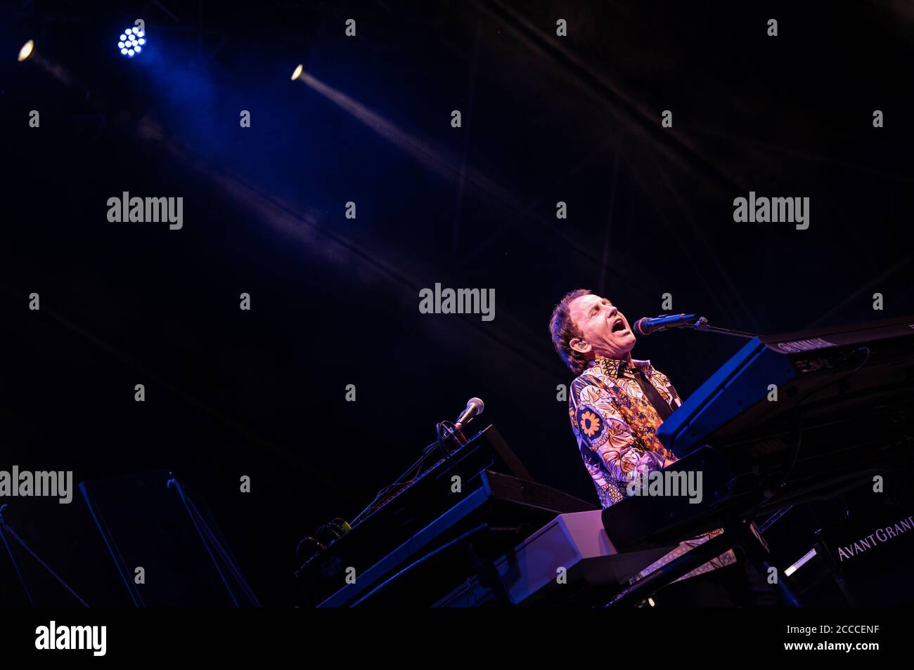 FORTE DEI MARMI, ITALIE - 17 AOÛT 2020 : Roby Facchinetti chante sur la scène de Villa Bertelli à forte dei Marmi avec son groupe. Banque D'Images